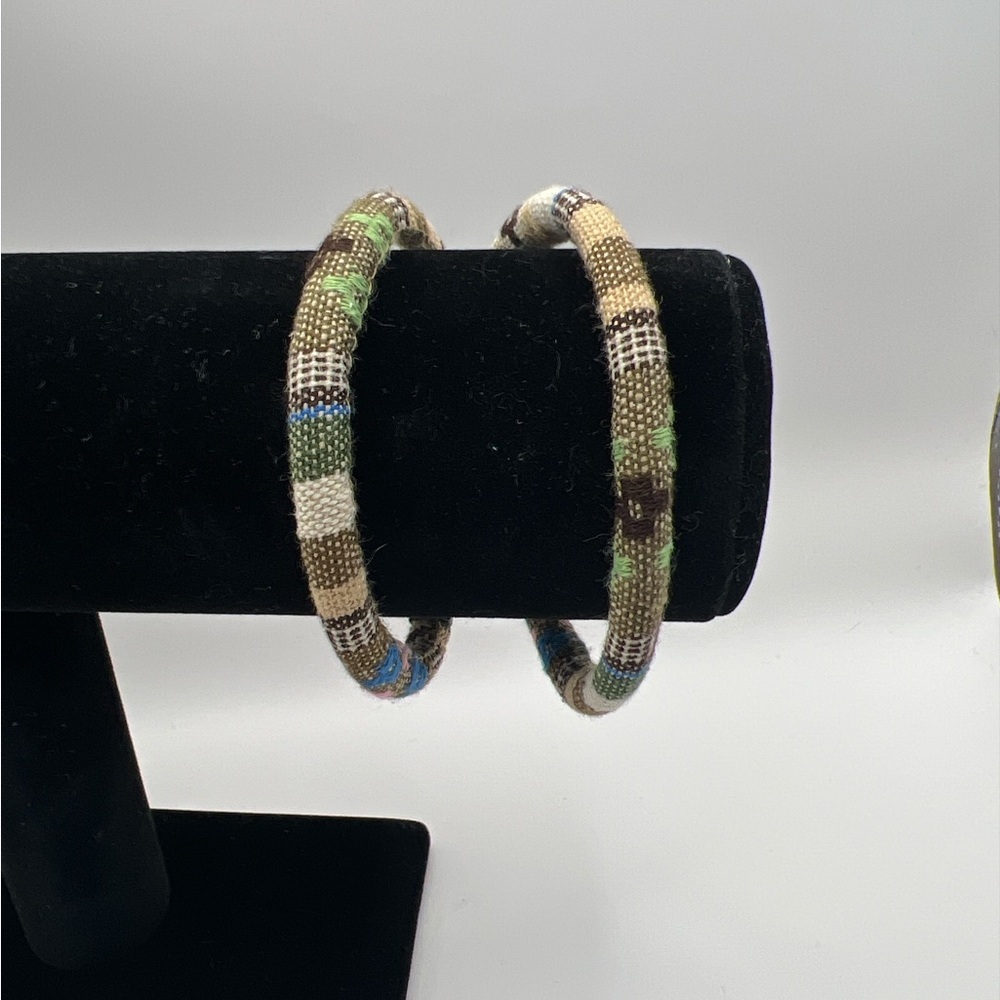 Patterned wrap bracelet magnetic closure